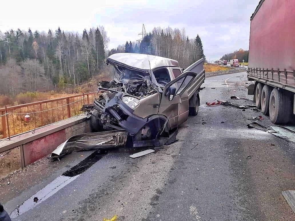 Трасса М8 временно перекрыта из-за серьёзной аварии в Вологодском районе